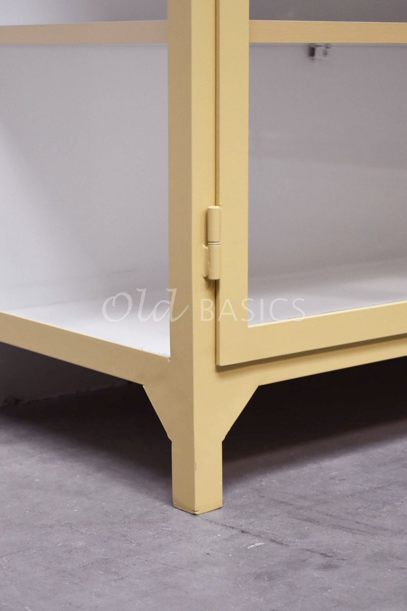 Detail van Apothekerskast Vitrine, 3 deuren, RAL1001, geel, crème, materiaal staal